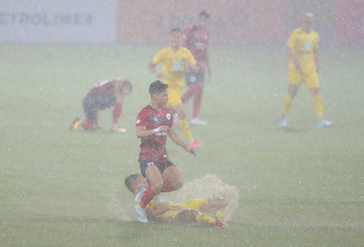 Công An Hà Nội - Thanh Hóa (hiệp 1) 0-0: Trận đấu trở lại sau 30 phút tạm hoãn - Ảnh 1.